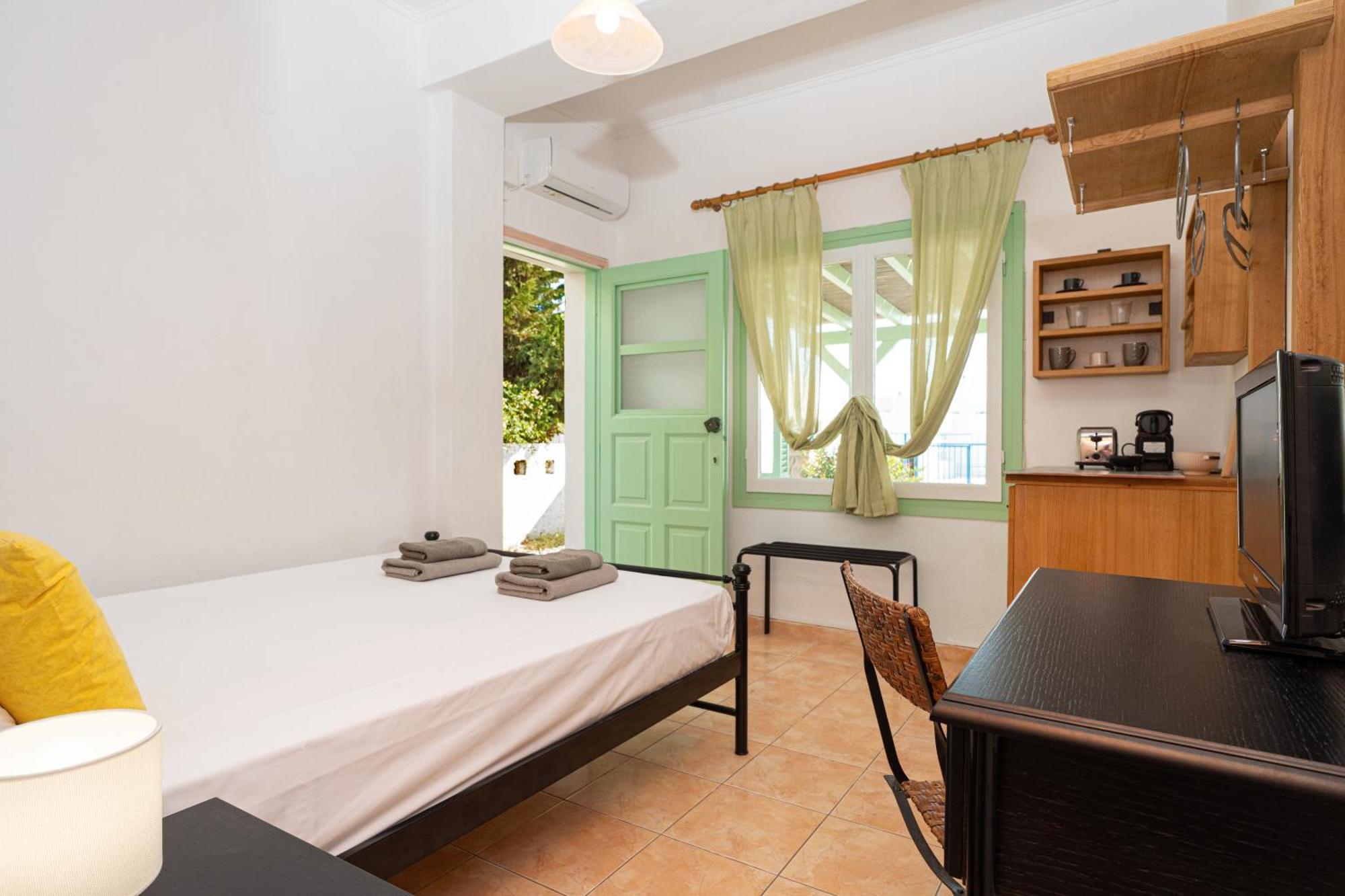 Orange Apartment Adamantas (Milos)