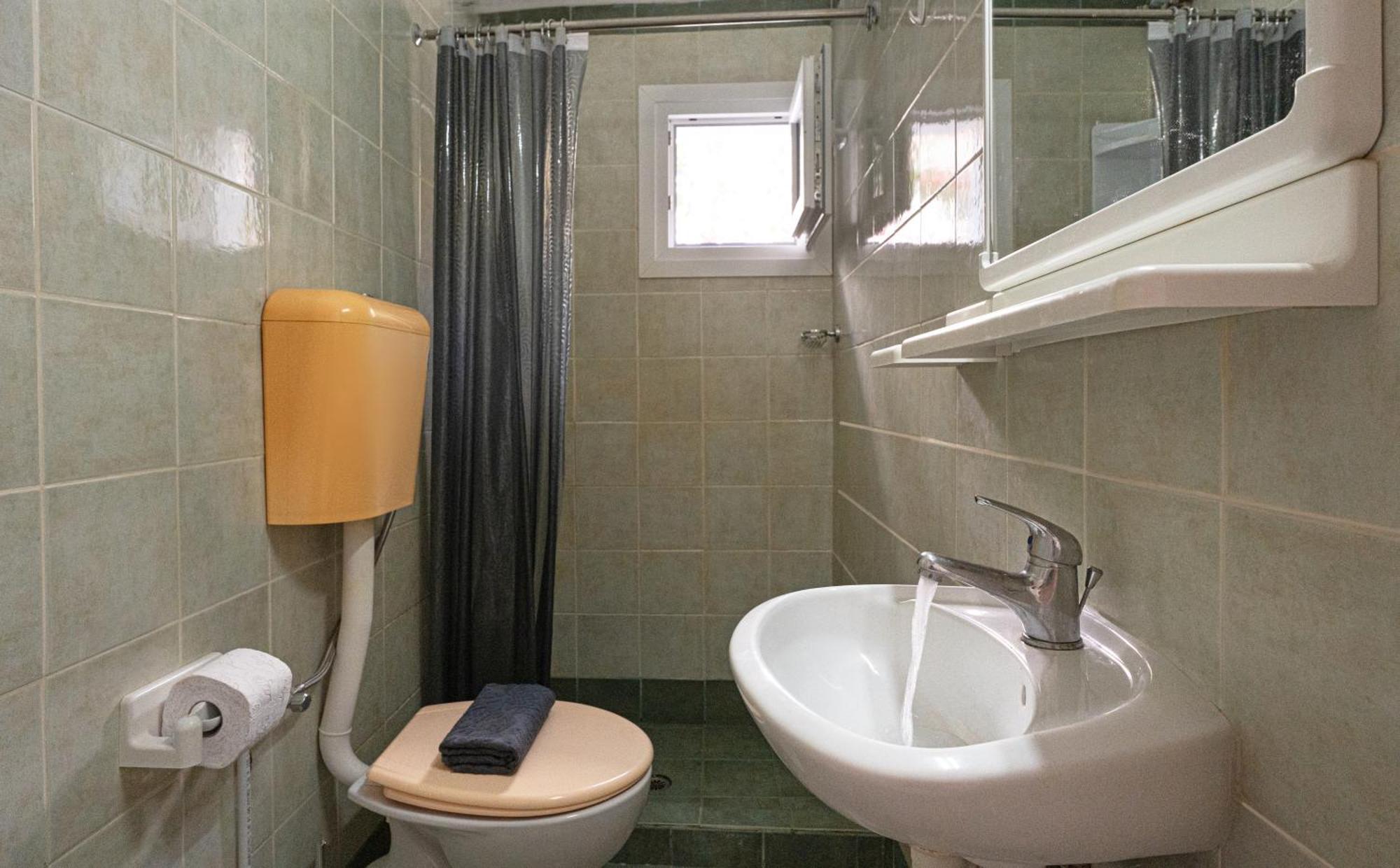 Orange Apartment *